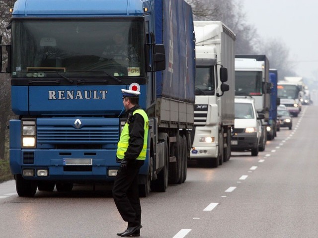 Na drodze krajowej nr 19 trwa protest kierowców ciężarówek.