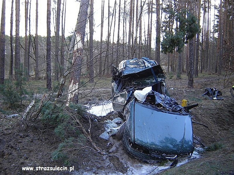 Wypadek, w którym nissan wypadł z drogi. Zginął 25-letni...