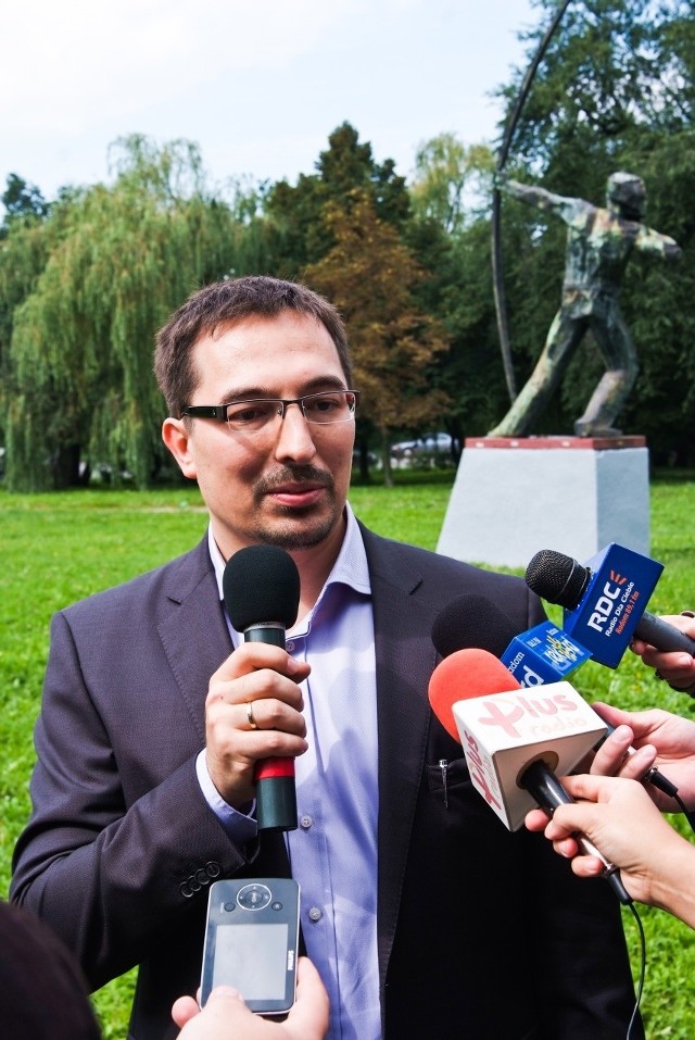 Jakub Kluziński rozpoczął kampanię wyborczą przed pomnikiem Łucznika - którego jest współwłaścicielem.