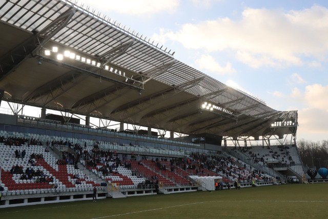 Wielkimi krokami zbliża się ligowy mecz piłkarzy ŁKS, którzy już w  piątek o godz. 17.45 przy al. Unii podejmą w hicie 26 kolejki spotkań. Fanów ciągle rozpalają jednak dyskusje na temat: być albo nie być nowoczesnego stadionu z czterema trybunami przy al. Unii. Miasto Łódź jest w stanie wyłożyć 91 mln 827 tys. zł. Firma Mirbud jest go gotowa postawić czy może raczej dokończyć budowę obiektu z prawdziwego zdarzenia za 129 milionów złotych. O opinię na temat zaistniałej sytuacji poprosiliśmy prezesa ŁKS  Tomasza Salskiego.  Będzie  spotkanie Komitetu Sterującego, który wyda swoją opinię na temat przedstawionych wartości, a potem wszystko w w rękach radnych i pani prezydent Łodzi  Hanny Zdanowskiej  mówi prezes. Czy  da się wybudować stadion za kwotę posiadaną przez miasto? Moim zdaniem oferta Mirbudu jest bardzo realna. Nie da się postawić stadionu za mniejsze pieniądze. Przy budowanie hal czy stadionów istnieje możliwość odliczenia VAT. To jest trochę inaczej, niż gdy buduje się drogę. Gdyby miasto zdecydowało się skorzystać z oferty Mirbudu, to koszt rzeczywisty będzie na poziomie 104 milionów złotych. To już nie blisko 40 milionów różnicy między ofertą, a  możliwościami miasta, a niecałe trzynaście. To prawda.  Komitet Sterujący wyda pewnie pozytywną opinię, ale pieniądze i decyzje są w innych rękach. Obecna patowa sytuacja komplikuje panu prowadzenie rozmów biznesowych w sprawie ŁKS?Bardzo. Przedstawiając pewną wizję funkcjonowania ŁKS, uwzględniałem w niej budowę stadionu. Jeśli decyzja w tej sprawie będzie się odwlekała, to staje się w biznesowych rozmowach niewiarygodny wobec moich partnerów. Bez stadionu nic już więcej zrobić nie będziemy mogli. Możemy dużo, ale ja nie jestem cudotwórcą. Trzeba powiedzieć, że stadion gdy powstanie będzie... wyjątkowy.Czytaj na kolejnym slajdzie