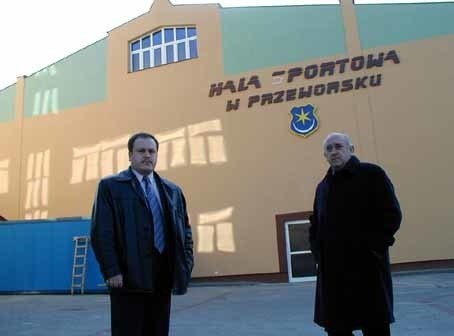 Burmistrz Przeworska Janusz Magoń (nz. z prawej) i jego zastępca Leszek Kisiel mają nadzieję, że nowa hala sportowa uaktywni mieszkańców i pozwoli na odrodzenie m.in. piłki ręcznej.