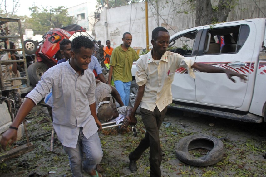 Somalia: Zamach w Mogadiszu. Dwie eksplozje i atak na hotel, zginęło co najmniej 20 osób [ZDJĘCIA]