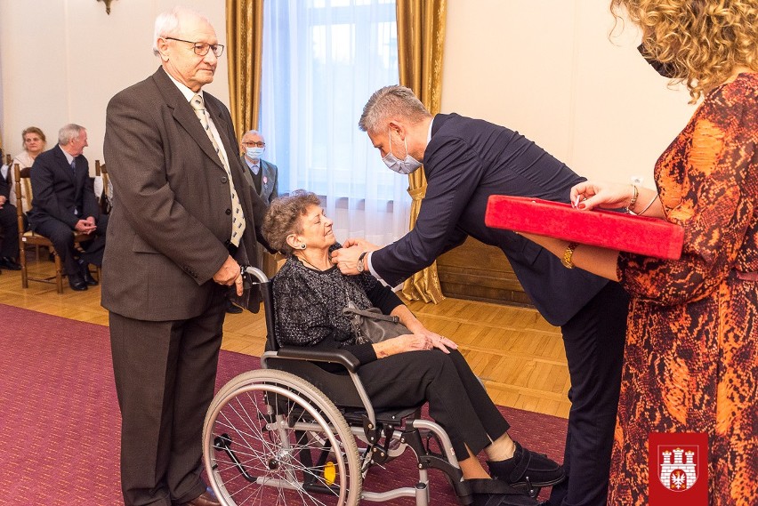 W Pałacu Ślubów wręczono medale za "długoletnie pożycie małżeńskie"