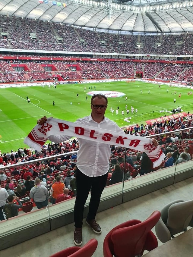 Kamil Dziewierz, wójt gminy Jedlińsk na trybunach PGE Narodowego podczas meczu Polska - Belgia.