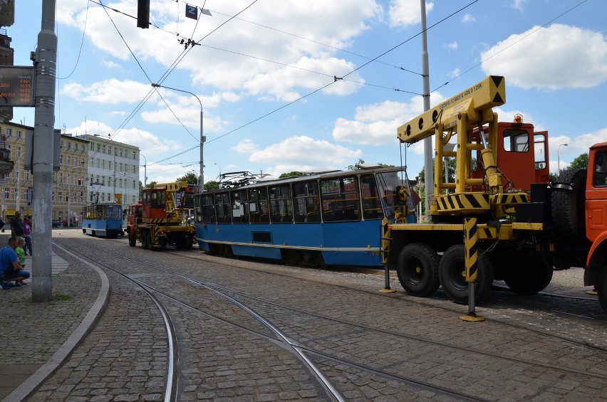 Wrocław: Przy Dworcu Nadodrze wykoleił się tramwaj (FOTO)