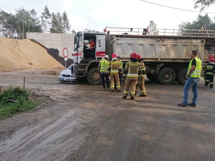 Wypadek w Michałówku pod Niemodlinem. Auto osobowe zderzyło się z tirem