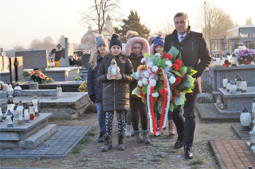 Wójt wraz z uczniami szkoły podstawowej w Ciepielowie uczcił...