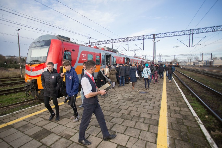 Pociągi wróciły na trasę Słupsk - Ustka. Do końca roku przejazdy za darmo [zdjęcia]