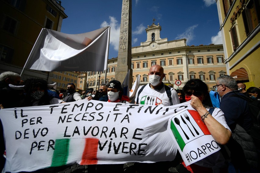 Koronawirus we Włoszech: Właściciele restauracji i siłowni mają dość obostrzeń. Protest w Rzymie i starcia z policją [ZDJĘCIA]