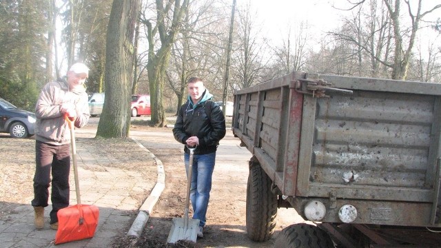 W szkole w Sypniewie dbają o otoczenie. Na zdjęciu podczas porządków trzecioklasiści Tomasz Szefer i Łukasz Brzeziński.