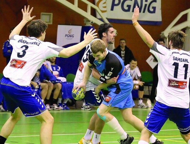 Siła złego na jednego. Atak rozgrywającego gorzowian Bartosza Ruszkiewicza (z piłką) zatrzymują (od lewej): Piotr Chrapkowski, Luka Dobelszek i Vegard Samdahl.