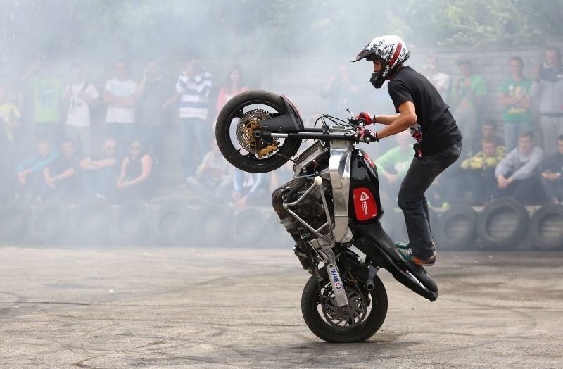 Ten pokaz opanowania motocykla został nagrodzony wielkimi...