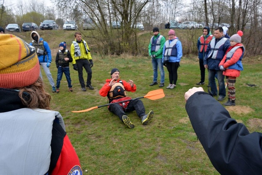 Nie straszny im śnieg i niska temperatura. Kajakarze spłynęli Lubrzanką