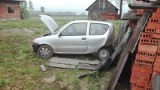 Kraksa w miejscowości Świerczyna. Samochód uderzył w pryzmę pustaków