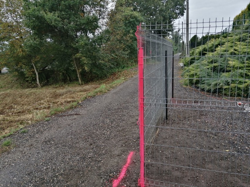 Płot na środku ulicy Chałubińskiego już stoi. Mieszkańca...