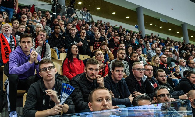 Gdy koszykarze Enea Astorii Bydgoszcz wygrali wyjazdowy mecz z zespołem KING Wilki Morskie Szczecin, wydawało się, że w kolejny meczu też będzie dobrze. Tymczasem 12:2 na starcie i... Asseco Arka Gdynia odpowiedziała na to serią 11 punktów z rzędu.Kibiców zgromadzonych na trybunach hali Immobile Łuczniczka znowu spotkało rozczarowanie. Ciąg dalszy domowej niemocy "Asty" - piąty mecz i piąta porażka.Asseco Arkę Gdynia do wygranej poprowadził świetnie dysponowany, zwłaszcza w trzeciej kwarcie, Josh Bostic (22 pkt i 3 asysty).To, że podopieczni Artura Gronka mogą nie wygrać tego meczu, kibice zaczęli dostrzegać po powrocie koszykarzy na parkiet po przerwie.Po dwóch kwartach bydgoszczanie przegrywali tylko 38:41 (mogło być lepiej, ale w ostatniej akcji Krzysztof Szubarga trafił "trójkę"). Bydgoscy koszykarze próbowali odrabiać straty, rzucając z nieprzygotowanych pozycji, dlatego po trzeciej kwarcie było już 57:69...Straty zostały zmniejszone, gdy podopieczni Przemysława Frasunkiewicza zaczęli sobie folgować. Szkoleniowiec gdynian szybko przywołał ich do porządku biorąc czas.Na kolejną przegraną Enea Astorii u siebie wpływ miał fatalnie dysponowany Kris Clyburn (13 pkt i zaledwie 3 z 13 rzutów z gry), pudłujący raz za razem A.J. Walton (11), a także koszmarna drużynowa skuteczność z gry (zaledwie 31 procent na własnym parkiecie).Enea Astoria Bydgoszcz - Asseco Arka Gdynia 71:82 (20:24, 18:17, 19:28, 15:12).Kolejny mecz koszykarze Enea Astorii zagrają na wyjeździe z Polpharmą Starogard Gdański - 29 listopada (piątek, godz. 20.00). Zaplanowana jest transmisja w Polsacie Sport Extra.ZOBACZ ZDJĘCIA Z MECZU W ARTEGO ARENIE >>>>>