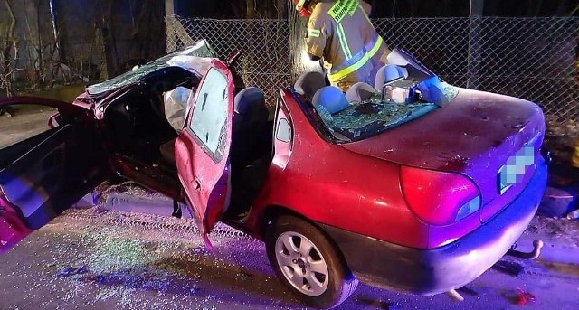 W nocy z piątku na sobotę około godziny 1 w Sierakowie na ul. Daszyńskiego doszło do wypadku drogowego. - Kierujący autem marki Ford Mondeo najprawdopodobniej jechał za szybko, wpadł w poślizg i uderzył w przydrożne drzewo. Kierowca i pasażer byli uwięzieni w samochodzie - informują policjanci z komendy powiatowej w Międzychodzie.Przejdź do kolejnego zdjęcia --->