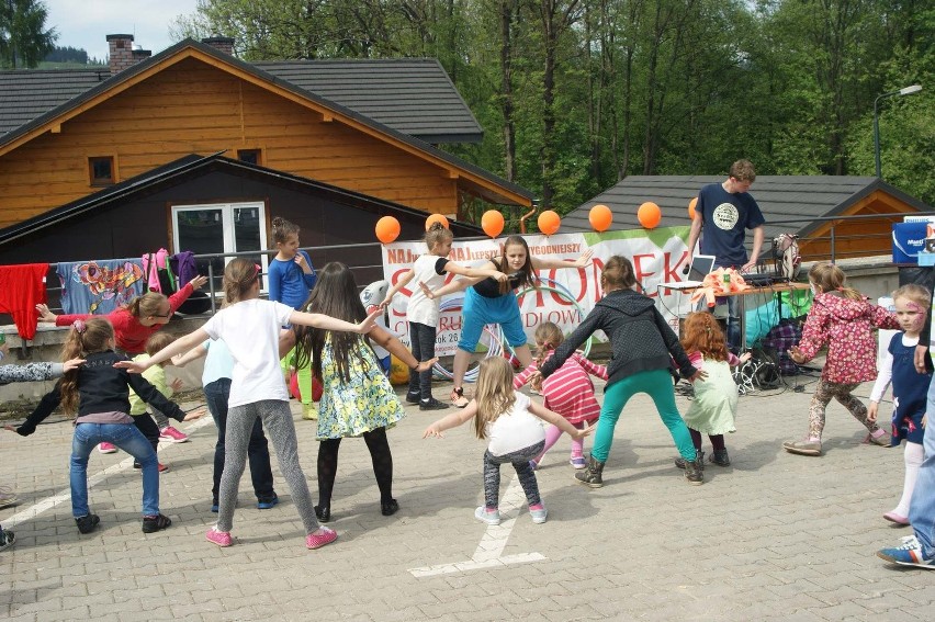 Zakopane: Dzieciaki spędziły Dzień Dziecka na imprezie pod centrum handlowym