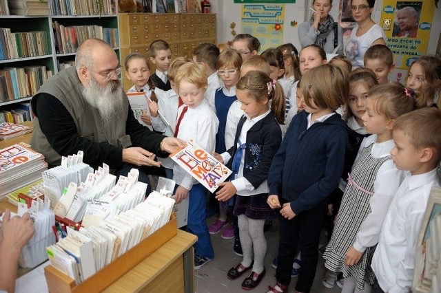 Dzieci z klasy I a w białostockiej szkole podstawowej nr 11 odbierały wczoraj swój pierwszy elementarz. Wręczał im go szkolny bibliotekarz Piotr Szerszunowicz.