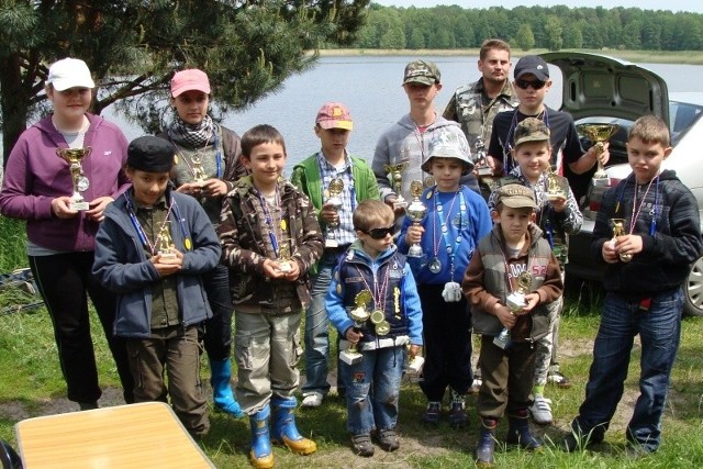 Uczestnicy zawodów wędkarskich na Klekocie zorganizowanych z okazji Dnia Dziecka.