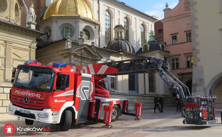 Kraków. Na Wawelu pojawiła się bardzo długa drabina strażacka