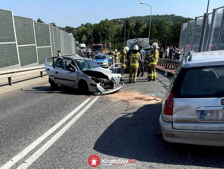 Krzeszowice. Wypadek na drodze krajowej nr 79. Zderzyły się trzy pojazdy dwa osobowe i ciężarowy