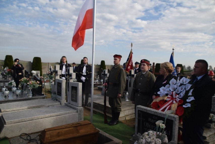 W masowej mogile znajdującej się przy kamiennej drodze...