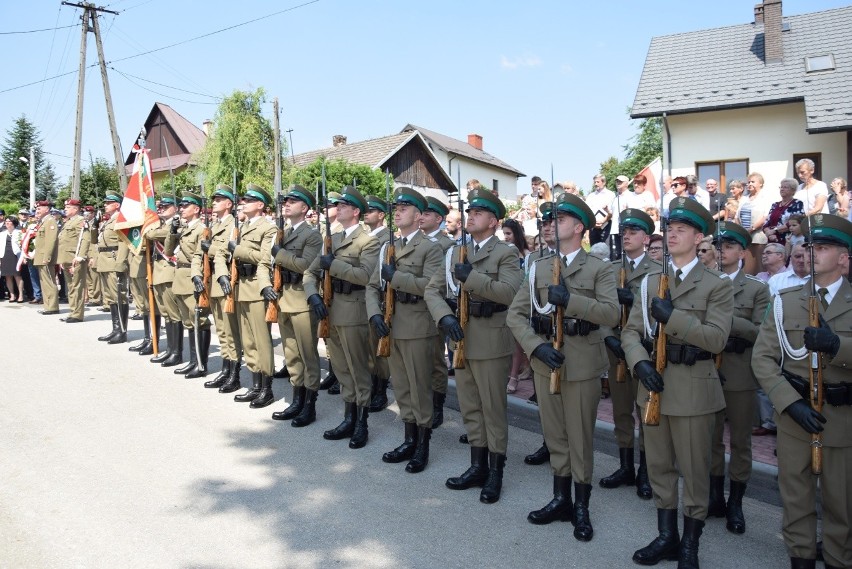 Hołd dla 30 ofiar pacyfikacji Radwanowic w miejscu kaźni hitlerowskiej. Wspomnienia bestialskiego mordu [ZDJĘCIA] 