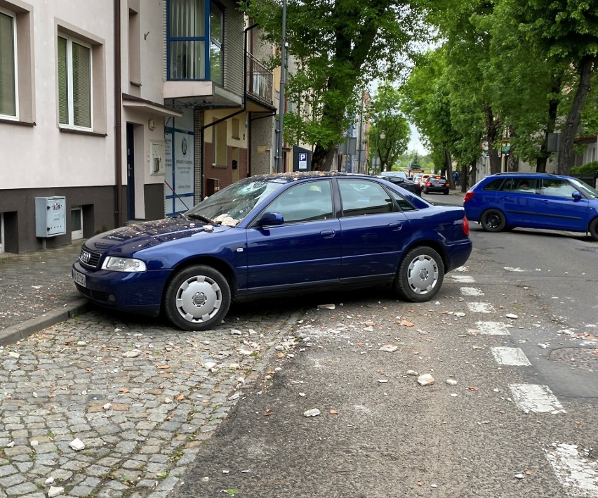 Ostrołęka. Strażacka akcja przy ul. Kilińskiego. Z komina jednego z domów spadł tynk i uszkodził zaparkowany w pobliżu samochód. 21.05.2022