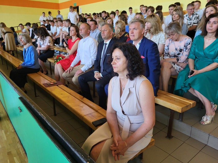 Uczniowie z Zespołu Szkół w Połańcu zakończyli rok szkolny. Zobacz zdjęcia
