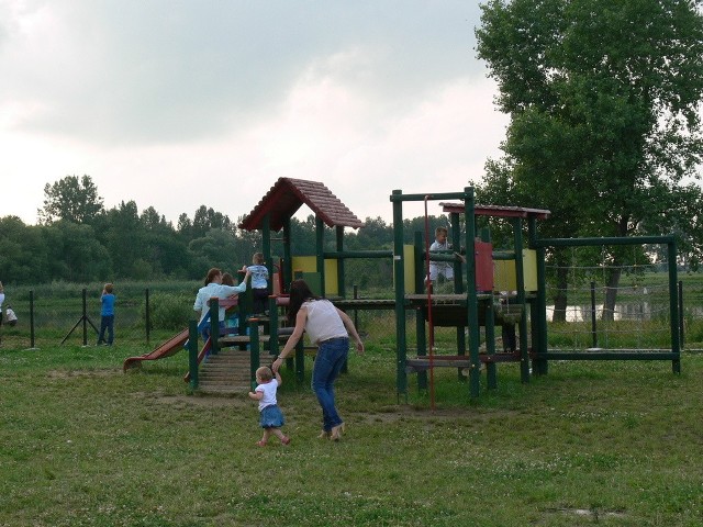 Plac zabaw w Motyczu Poduchownym służy najmłodszym mieszkańcom sołectwa tylko w suche dni.