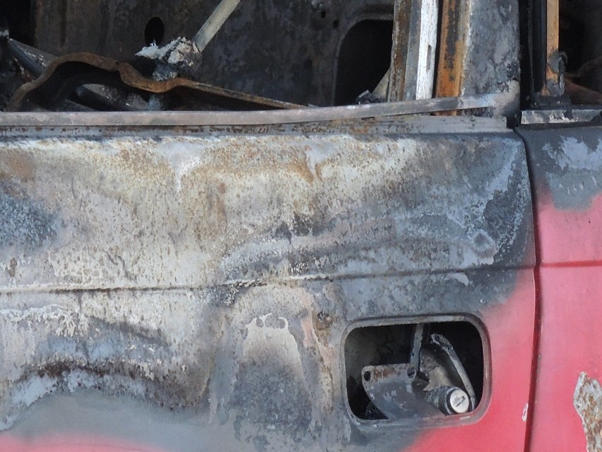 Wrak spalonego samochodu straszy przy świnoujskim cmentarzu
