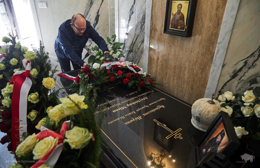 Marszałek Artur Kosicki uczcił pamięć podlaskich ofiar...