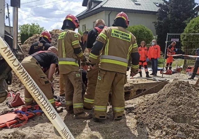 W Wólce Lesiowskiej w gminie Jastrzębia strażacy odkopali przysypanego mężczyznę i przekazali go ekipie pogotowia ratunkowego. Niestety, 40-latem zmarł w szpitalu.