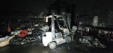 Pożar w budynku skupu złomu i aut w Krypnie Kościelnym. Ogień w auto szrocie pojawił się w nocy