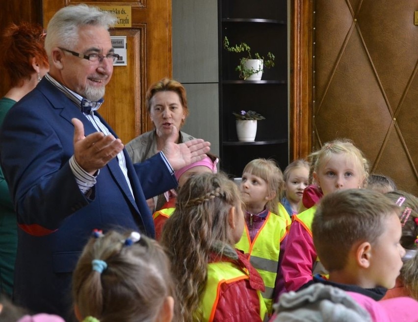 Burmistrz Wiesław Szkondziak przywitał dzieci w swoim...