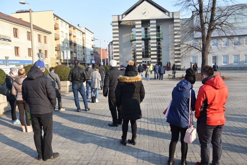 Rybnik. Kolejka przed urzędem miasta ustawia się w nocy....