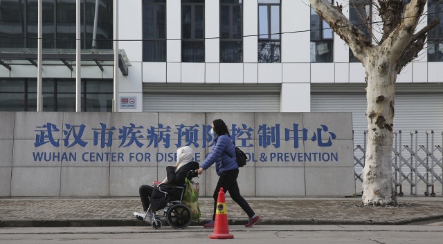 Dwa lata od pierwszego przypadku COVID-19. Pandemia rozpoczęła się na targu w Wuhan, a po roku dotarła do każdego miejsca na świecie