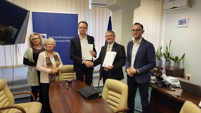 Podpisanie umów o dofinansowaniu przez ogrody z Opolszczyzny...