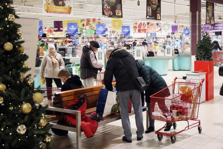 Lepiej nie robić zakupów na ostatnią chwilę. Wiele placówek...