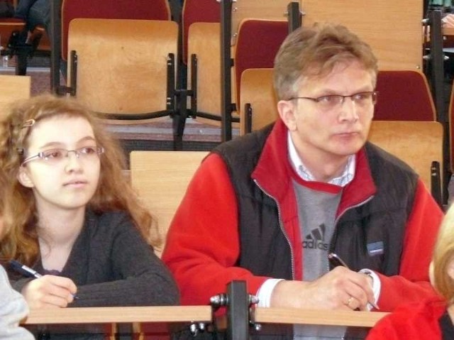 Tomasz Oleksak z córką Izabelą &#8211; mogą być zadowoleni z wyników dyktanda.