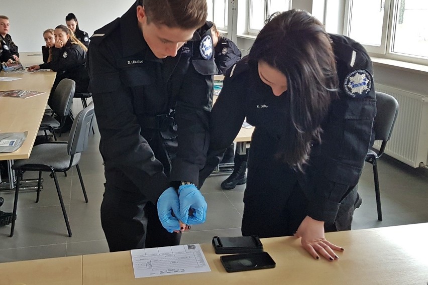 Komendę Miejską Policji w Łomży odwiedziła młodzież klas...