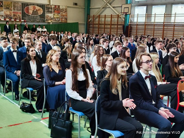 Tak wyglądało rozdanie świadectw w piątek w w VI Liceum Ogólnokształcącym imienia Jana Kochanowskiego w Radomiu.