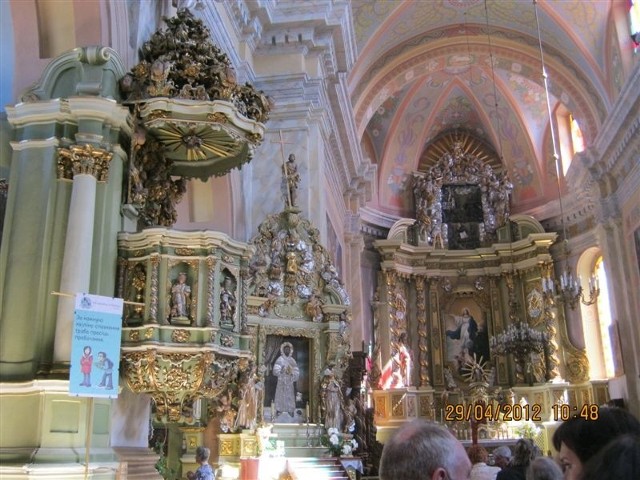 W kościele katedralnym, jedynym w Pińsku, został poświęcony sztandar dla szkoły. Placówce nadano imię Ryszarda Kapuścińskiego, tamtejszego rodaka