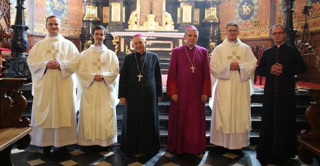 Pamiątkowe zdjęcie biskup&oacute;w Krzysztofa Nitkiewicza, Edwarda Frankowskiego i nowych kapłan&oacute;w po święceniach prezbiteratu w sandomierskiej katedrze.