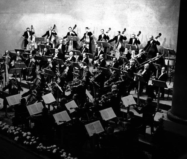 Najstarsze zachowane zdjęcie orkiestry filharmonii w Krakowie – sierpień 1945