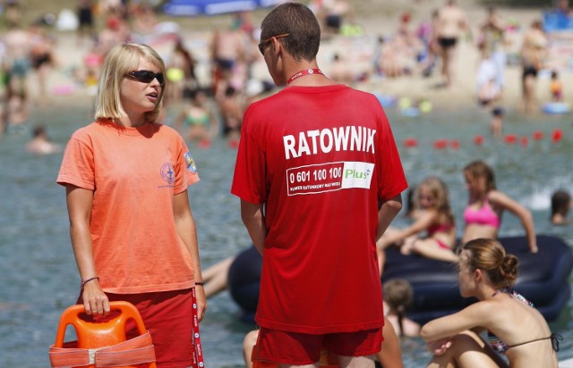 Na szczęście, dla wielu ratowników pieniądze to nadal sprawa drugorzędna. Oni lubią tę pracę, często traktują ją jak misję. Na zdjęciu plaża nad kamionką Bolko w Opolu.