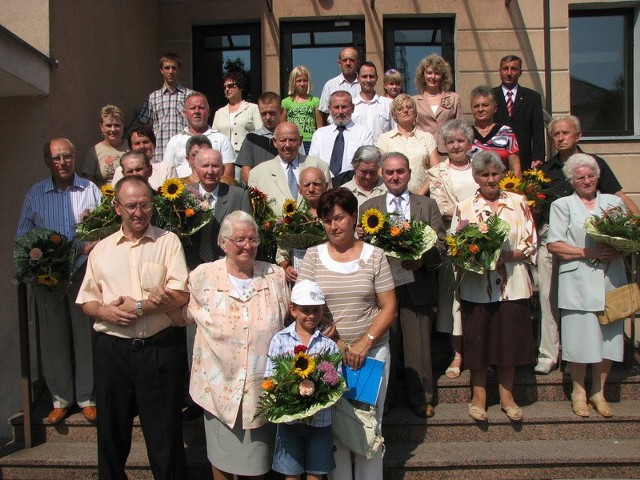 Po uroczystościach jubilaci wraz z rodzinami pozowali do zdjęcie na schodach Urzędu Miasta i Gminy Ozimek.