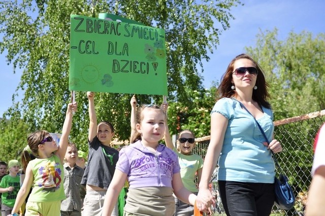 Kilkaset uczniów szkoły podstawowej numer 24 we Radomiu przeszło po osiedlu Gołębiów nawołując do ochrony środowiska.