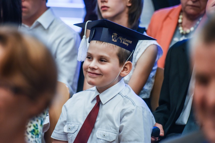 W piątek w naszym województwie wakacje rozpoczęło ponad 330...